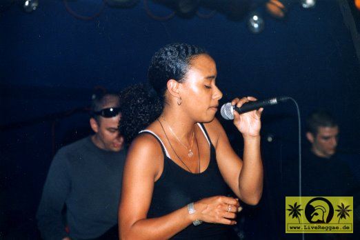 Esther Cowens (USA) with The Sam Ragga Band - Best Of Eimsbush Reggae - Conne Island, Leipzig 04. Mai 2003 (3).jpg